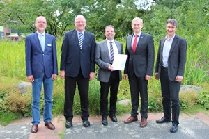 Matthias Rüger (m.) freute sich über Glückwünsche von Thomas Pöggel (v.l.), Michael Müller, Dr. Heiko Blume und Jan Effinger