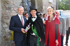 Brachten ein besonderes Gastgeschenk mit: Heidebock Marco Lietz und Hofdame Martje Helbing