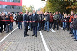 Landrat Dr. Heiko Blume (r.) und Betriebsleiter Simon Goerge eröffneten im Oktober 2016 den neuen Wertstoffhof des Abfallwirtschaftsbetriebes