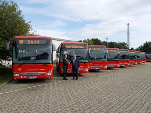 Uwe Liestmann (l.) gratuliert Thorsten Kayser, dem Geschäftsführer der Haller Busbetrieb GmbH, zu den neuen modernen Ansprüchen genügenden Bussen
