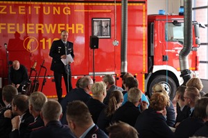 Kreisbrandmeister Helmut Rüger bedankte sich im Namen des Landkreises und der Kreisfeuerwehr für das ehrenamtliche Engagement