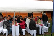 Zahlreiche Gäste genossen den Festakt am und im Dorfgemeinschaftshaus in Steddorf