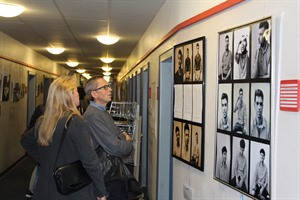 Beeindruckende Fotos und Texte, insgesamt knapp 50 Exponate, zogen die Besucherinnen und Besucher bereits zur Ausstellungseröffnung in ihren Bann