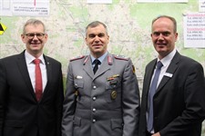Oberstleutnant d. R. Ralf-Peter Stechert (m) ist der neue Leiter des Kreisverbindungskommandos Uelzen. Zu den ersten Gratulanten zählten Landrat Dr. Heiko Blume (l.) und Erster Kreisrat Uwe Liestmann
