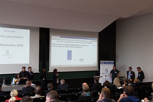 Gegen Ende der Veranstaltung präsentierten die sechs Leiterinnen und Leiter der Workshops (vorne rechts) ihre Ergebnisse