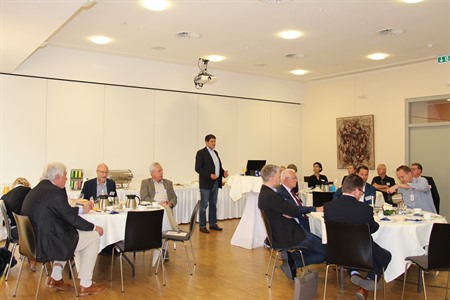Referent Arne Engelke-Denker, Leiter des Transferzentrums Elbe-Weser, gab den Gästen des Unternehmerfrühstücks zahlreiche Tipps zur Effizienzsteigerung in Betrieben und Unternehmen
