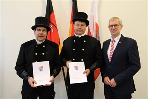 Stefan Kolbe (v.l.) und Ingo Lüdeke erhielten von Landrat Dr. Heiko Blume Ihre Urkunden zur Bestellung als Bezirksschornsteinfeger