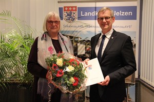 Die Kulturpreisträgerin 2018/2019 Birgit Alpers-Meyer konnte sich nicht nur über die entsprechende Urkunde freuen, sondern auch einen üppigen Blumenstrauß von Landrat Dr. Heiko Blume in Empfang nehmen