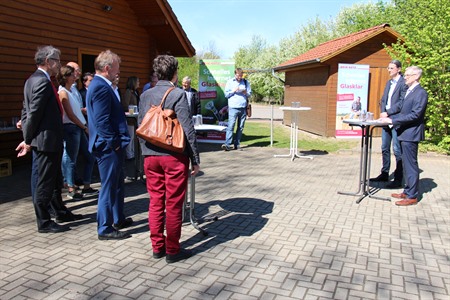 Landrat Dr. Heiko Blume (r.) und LüneCom-Geschäftsführer Norbert Hill (2.v.r.) hatten anlässlich der ersten betriebsbereiten Anschlüsse zur Verteilerstation nach Steddorf eingeladen