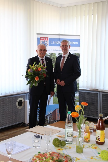 Heinz Meierhoff (l.) wurde durch Landrat Dr. Blume als erster Würdenträger mit der Ehrennadel des Landkreises Uelzen in Gold ausgezeichnet
