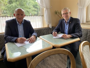 Landrat Dr. Heiko Blume (r.) und Landrat Jürgen Schulz unterzeichnen eine interkommunale Vereinbarung zur Einrichtung einer direkten Busverbindung zwischen Uelzen und Lüchow-Dannenberg