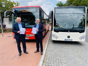 Aus zwei Buslinien wird eine. Landrat Dr. Heiko Blume (r.) und Landrat Jürgen Schulz freuen sich über die Verbesserung im Öffentlichen Personennahverkehr