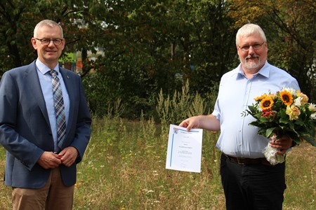 Landrat Dr. Heiko Blume (l.) überreichte Jörg-Michael Eggers die Ernennungsurkunde zum Beauftragten des Landkreises Uelzen für die Pflege und den Erhalt der niederdeutschen Sprache