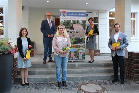 Landrat Dr. Heiko Blume (2.v.l.) dankte Martina Kurlbaum (v.l.), Nadine Schröder, Heike Drieselmann und Heiko Schmeller für ihre Treue zur Kreisverwaltung.