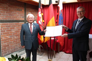 Claus-Dieter Reese (l.) wurde durch Landrat Dr. Heiko Blume die höchste Auszeichnung übereicht, die die Bundesrepublik Deutschland zu vergeben hat 
