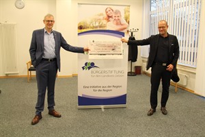 Landrat Dr. Heiko Blume (l.) überreichte den symbolischen Scheck an den Vorsitzenden der Verkehrswacht Uelzen Maik Kröger