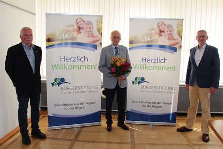 Landrat Dr. Heiko Blume (r.) verabschiedete Werner Carstens (m.) und begrüßte dessen Nachfolger Peter Hallier