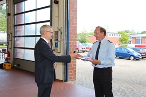 Landrat Dr. Blume (l.) überreicht Hans-Jürgen Cordes die Ehrennadel des Landkreises Uelzen für dessen Verdienste für die Kreisfeuerwehr