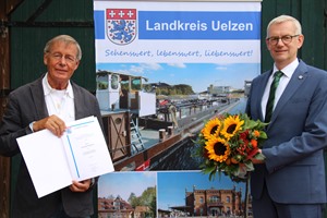 Christian Niemann (l.) erhielt von Landrat Dr. Heiko Blume die Urkunde, die ihn als Kulturpreisträger 2020/2021 des Landkreises Uelzen ausweist