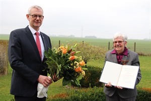 Waltraut Hartmann durfte sich nicht nur über Orden und Urkunde freuen, von Landrat Dr. Heiko Blume gab´s außerdem noch einen üppigen Blumenstrauß