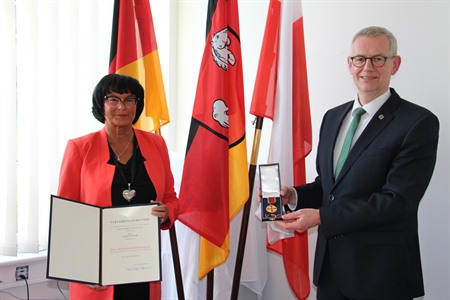 Kerstin Harms erhielt aus den Händen von Landrat Dr. Heiko Blume das Bundesverdienstkreuz