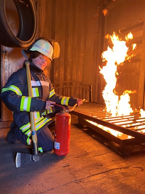 Melanie Kofahl erlernt im Rahmen ihres Freiwilligen Sozialen Jahres im Bereich Brandschutz auch praktische Umgangsweisen zur Brandbekämpfung