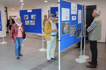 In einer Foto-Ausstellung konnten sich die interessierten Besucherinnen und Besucher über den chronologischen Ablauf der Bauarbeiten informieren