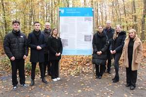 Landrat Dr. Heiko Blume (3.v.l.) dankte den Schülerinnen und Schülern des Lessig-Gymnasiums und deren Geschichtslehrer Christof Kordes (3.v.r.), der das Projekt begleitet hat
